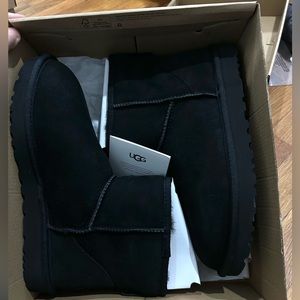 Women black Classic Mini II Uggs brand new never worn in box size 10